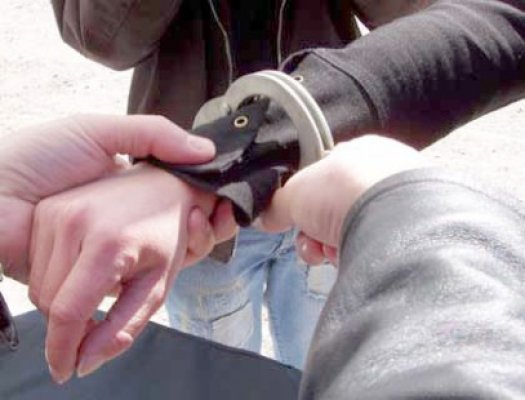 Indivizii reţinuţi în urma percheziţiilor, încă 30 de zile după gratii
